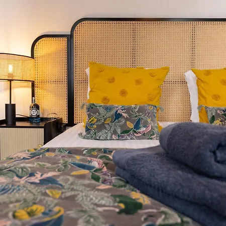 H De Bed & Breakfast